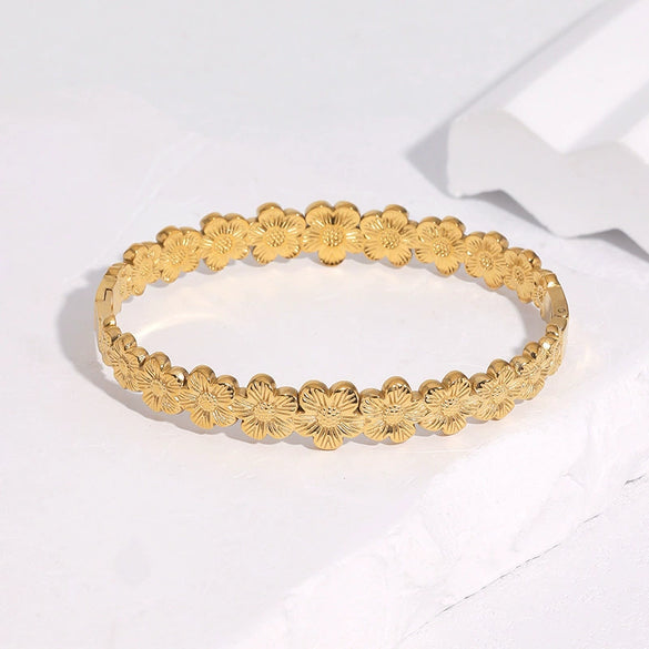 Gold Electroplated Stainless Steel Flower Clasp Bracelet With Simple Elegant Waterproof Design