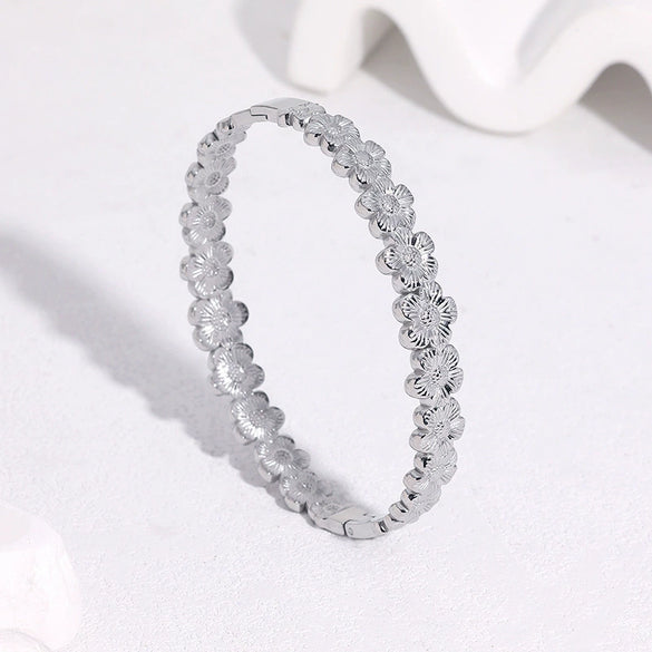 Gold Electroplated Stainless Steel Flower Clasp Bracelet With Simple Elegant Waterproof Design