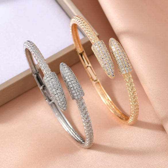Goldplated Copper Plastic Snake Head Bracelet For Women With Fine Craftsmanship And Electroplating Processing