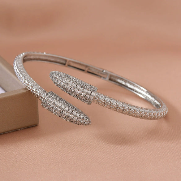 Goldplated Copper Plastic Snake Head Bracelet For Women With Fine Craftsmanship And Electroplating Processing