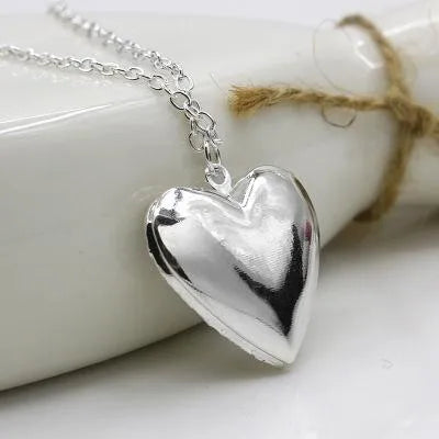 Hot Sale Sweet Peach Heart Love Necklace Hollow Engraved Opening Heart Shaped Photo Box Necklace Wholesale