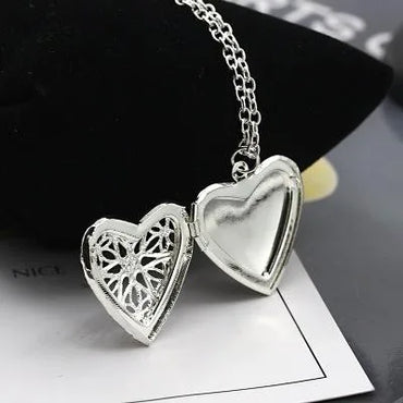 Hot Sale Sweet Peach Heart Love Necklace Hollow Engraved Opening Heart Shaped Photo Box Necklace Wholesale