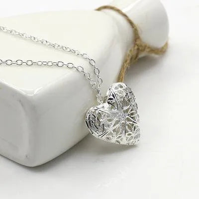 Hot Sale Sweet Peach Heart Love Necklace Hollow Engraved Opening Heart Shaped Photo Box Necklace Wholesale