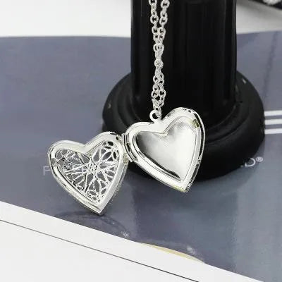 Hot Sale Sweet Peach Heart Love Necklace Hollow Engraved Opening Heart Shaped Photo Box Necklace Wholesale