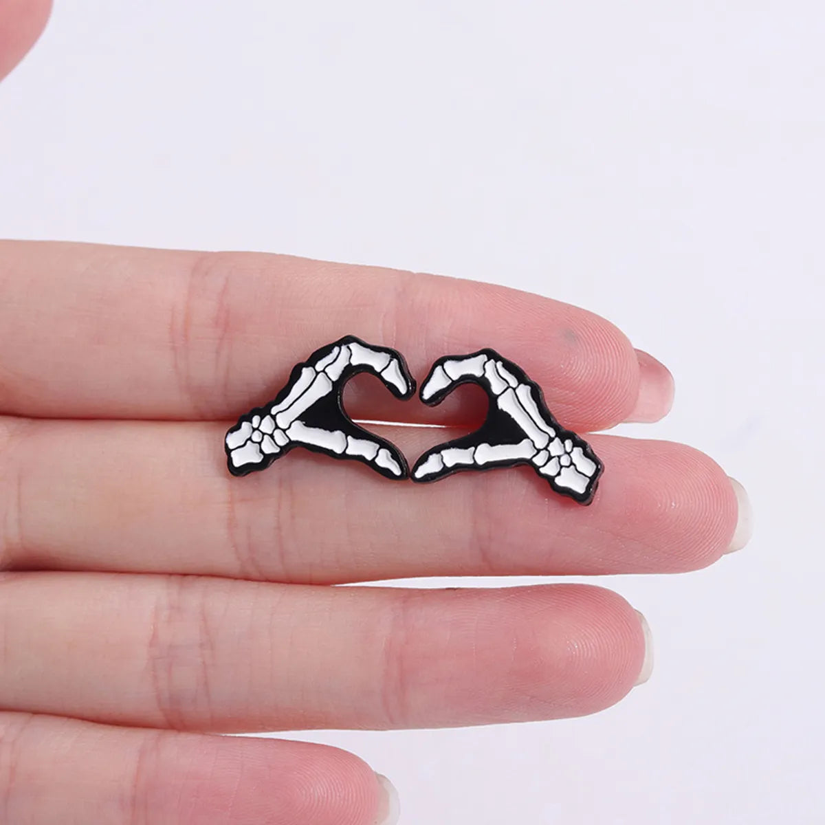 Ig Style Cartoon Style Gesture Heart Shape Alloy Stoving Varnish Unisex Brooches