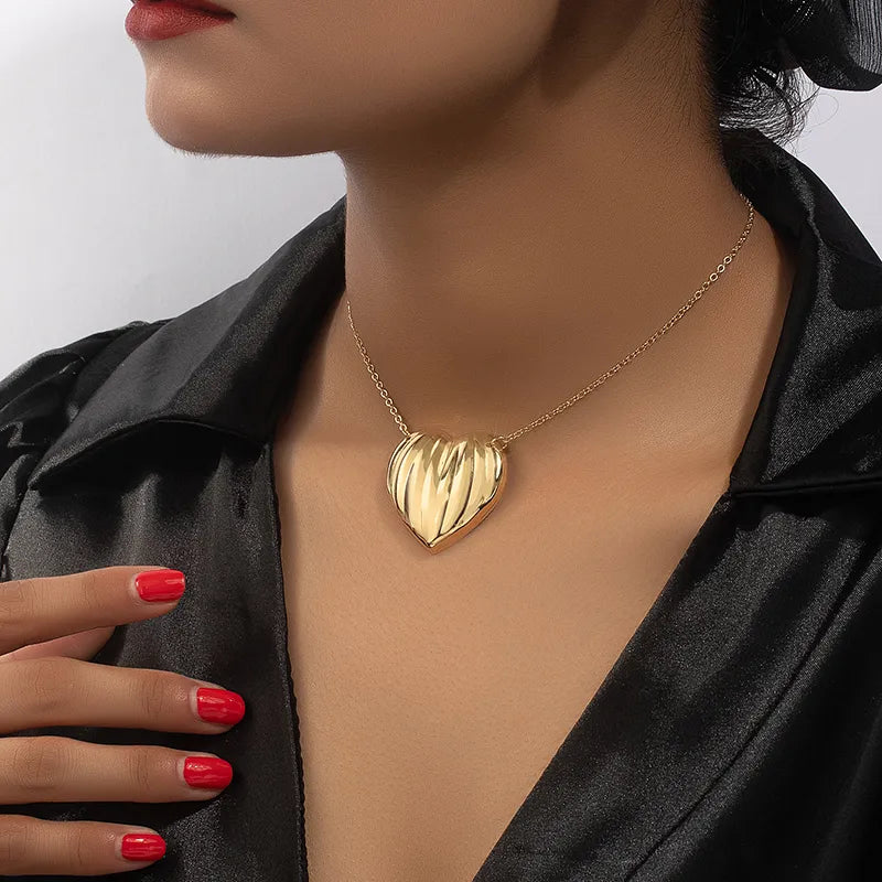 Ig Style Retro Roman Style Heart Shape Alloy Plating Women'S Pendant Necklace