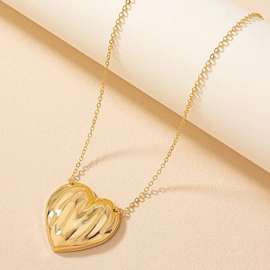 Ig Style Retro Roman Style Heart Shape Alloy Plating Women'S Pendant Necklace