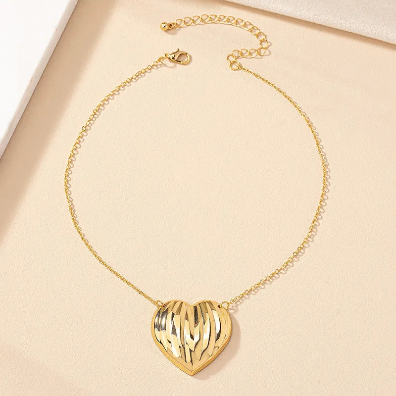 Ig Style Retro Roman Style Heart Shape Alloy Plating Women'S Pendant Necklace