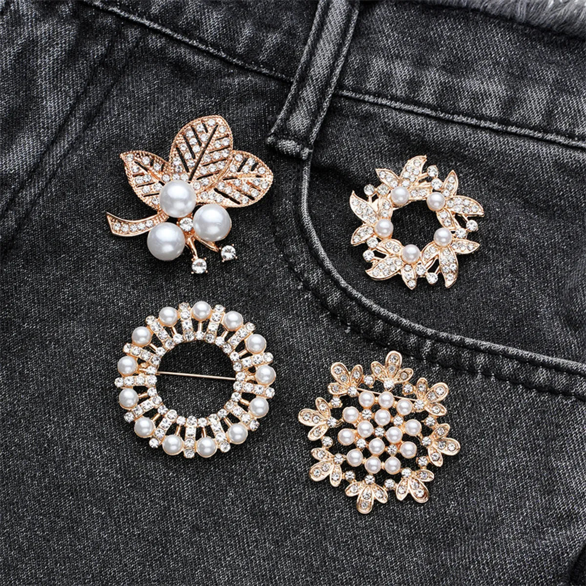 IG Style Simple Style Shiny Leaf Flower Alloy Inlay Rhinestones Pearl Women'S Brooches