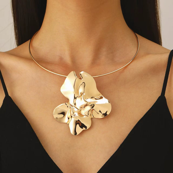 Jewelry Alloy Heart Shape Flower Hollow Retro Exaggerated Women's Short Necklace Collar