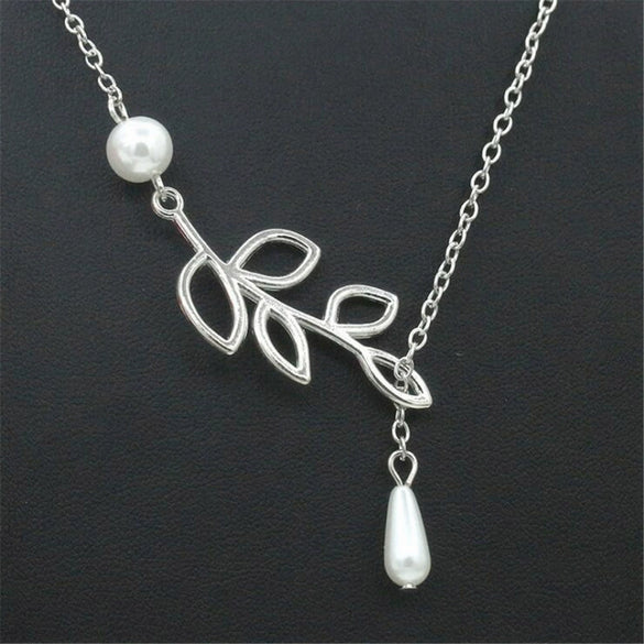 Jewelry Alloy Leaf Pendant Women's Necklace With Electroplating And O Word Chain