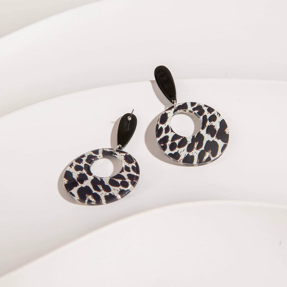 Jewelry Alloy Round Short Earrings With Black And White Color And Electroplating Treatment