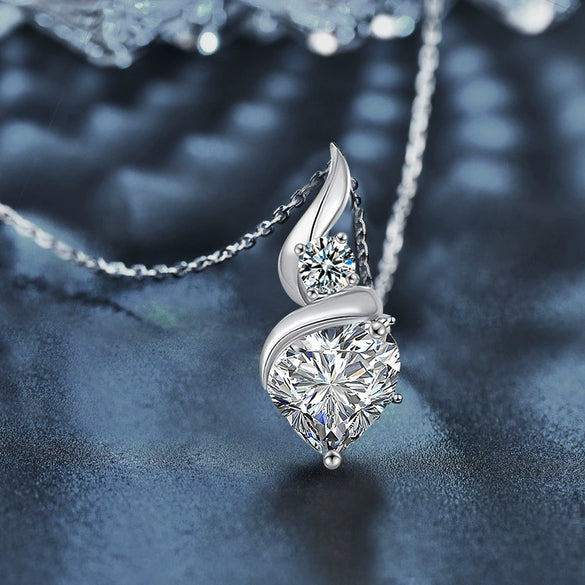 Jewelry S925 Sterling Silver Heartshaped Moissanite Pendant Necklace