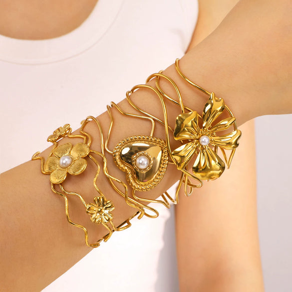 18K Gold Plated Stainless Steel Cut Out Heart Open Bracelet With 18K Vacuum Plating In Furnace