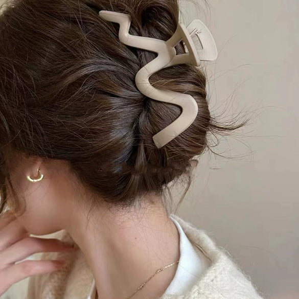 Ladies Acrylic Geometric Wave Hairpin With Baking Varnish Simple Cold Style