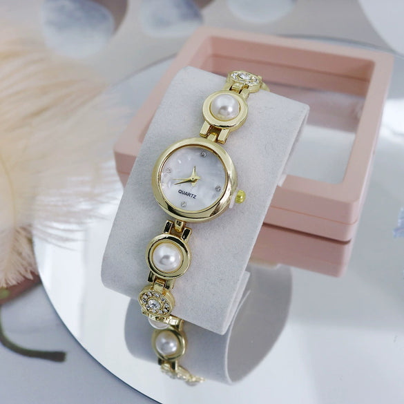 Ladies Alloy Bracelet Quartz Watch With Round Dial Fashion Style