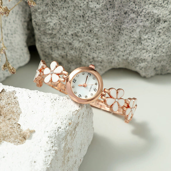 Ladies Leisure 5 Piece Set With Alloy Chain And Strap Round Dial English Watch And Flower Pendant