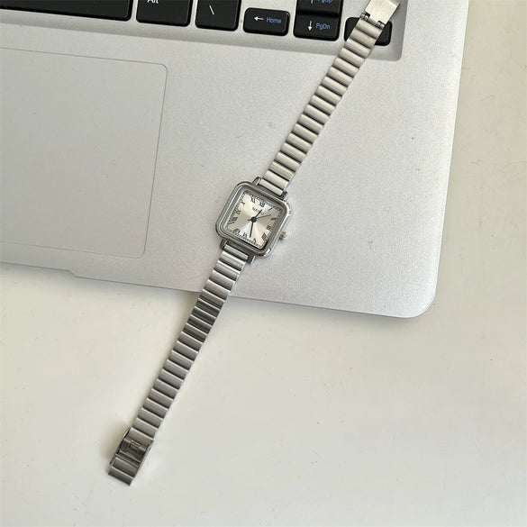 Ladies Retro Quartz Watch Alloy Case Gold Buckle Round Dial