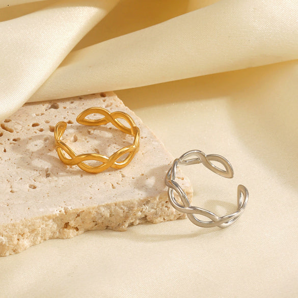 Ladies Stainless Steel Geometric Cross Ring With 18K Gold Plated Electroplating Hip Hop Style