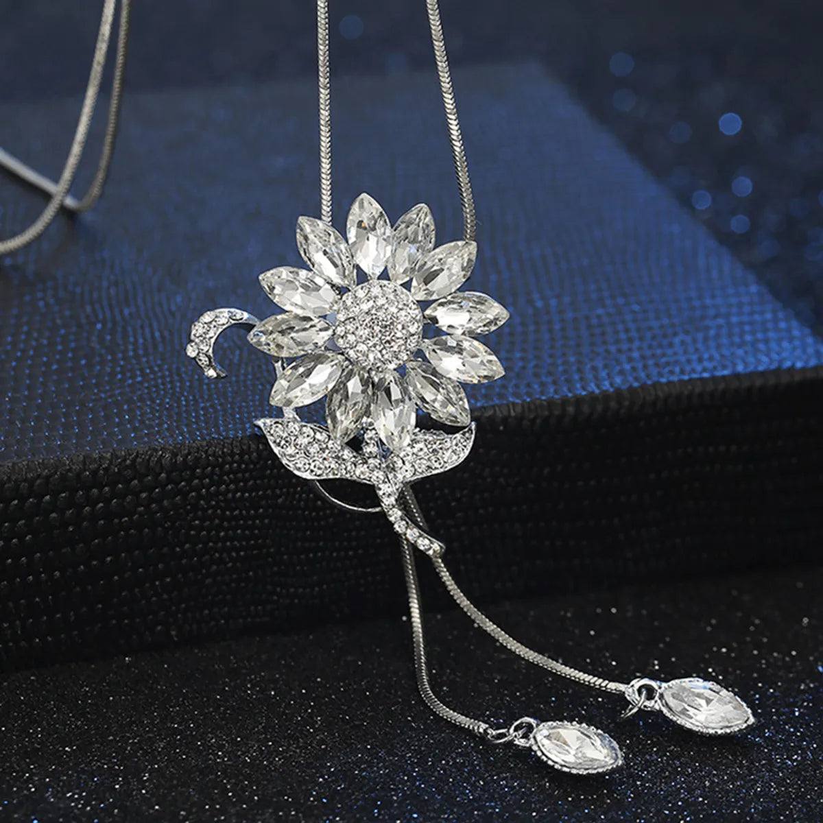 Lady Flower Alloy Glass Copper Plating Inlay Artificial Rhinestones Women's Sweater Chain