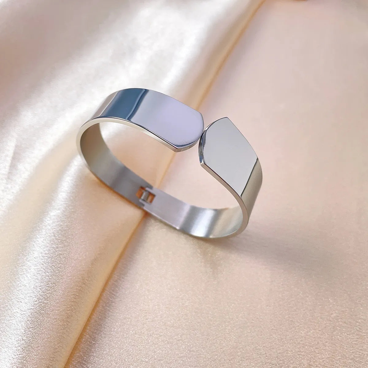 Lady Solid Color Titanium Steel Polishing Bangle