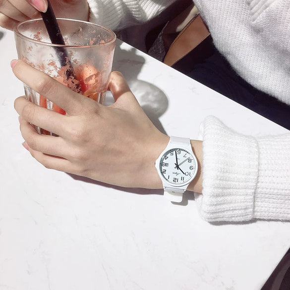 Leisure Quartz Watch For Female Middle School Students Alloy Case Silicone Strap Stainless Steel Clasp Round Dial Ordinary Glass Mirror