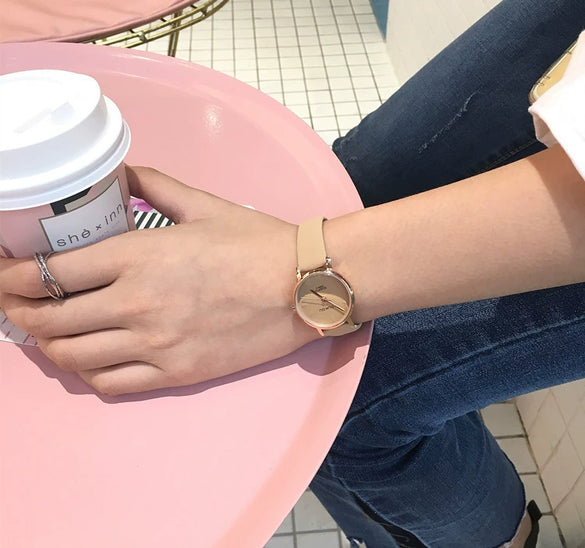 Leisure Retro Round Quartz Women's Watch With Alloy Case Imitation Leather Strap And Stainless Steel Clasp