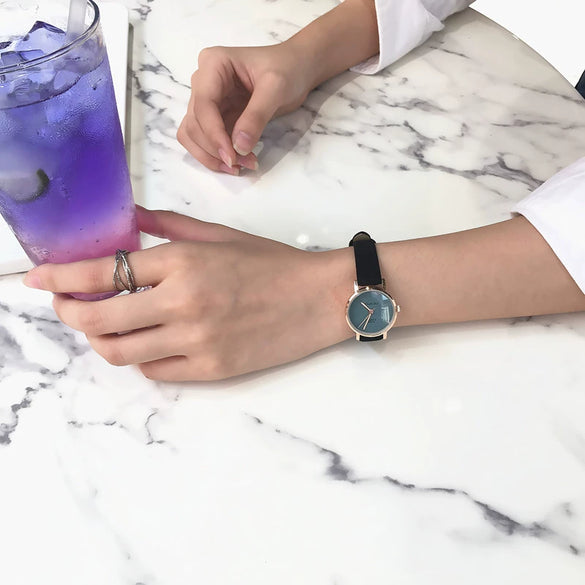 Leisure Retro Round Quartz Women's Watch With Alloy Case Imitation Leather Strap And Stainless Steel Clasp