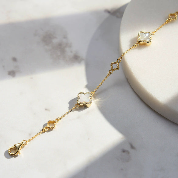 Light Luxury High End Feeling 925 Sterling Silver Niche Design Exquisite Hollow Out Geometric Lucky Grass Mother Shell Women's Bracelet With Electroplating