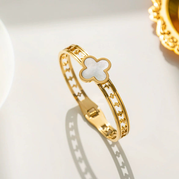 Light Luxury Stainless Steel And Titanium Steel Fritillary Hollow Lucky Clover Spring Bracelet For Women With Electroplating