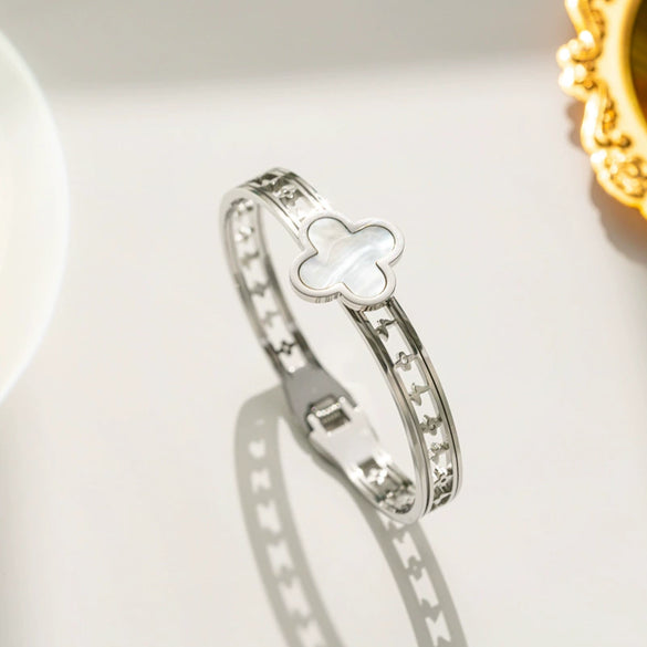 Light Luxury Stainless Steel And Titanium Steel Fritillary Hollow Lucky Clover Spring Bracelet For Women With Electroplating