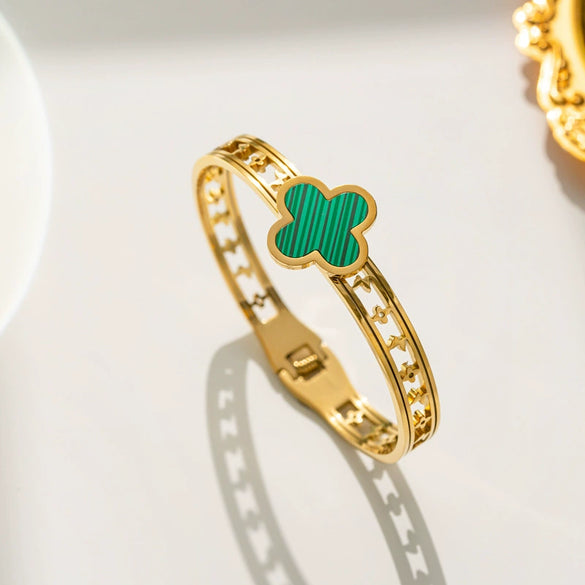Light Luxury Stainless Steel And Titanium Steel Fritillary Hollow Lucky Clover Spring Bracelet For Women With Electroplating