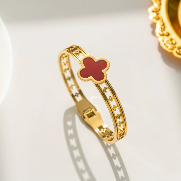 Light Luxury Stainless Steel And Titanium Steel Fritillary Hollow Lucky Clover Spring Bracelet For Women With Electroplating