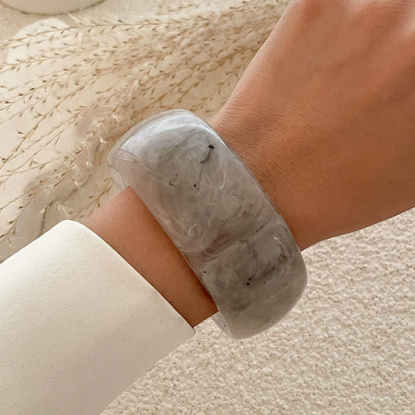 Literary Retro Round Acrylic Bracelet For Women With Electroplating Treatment