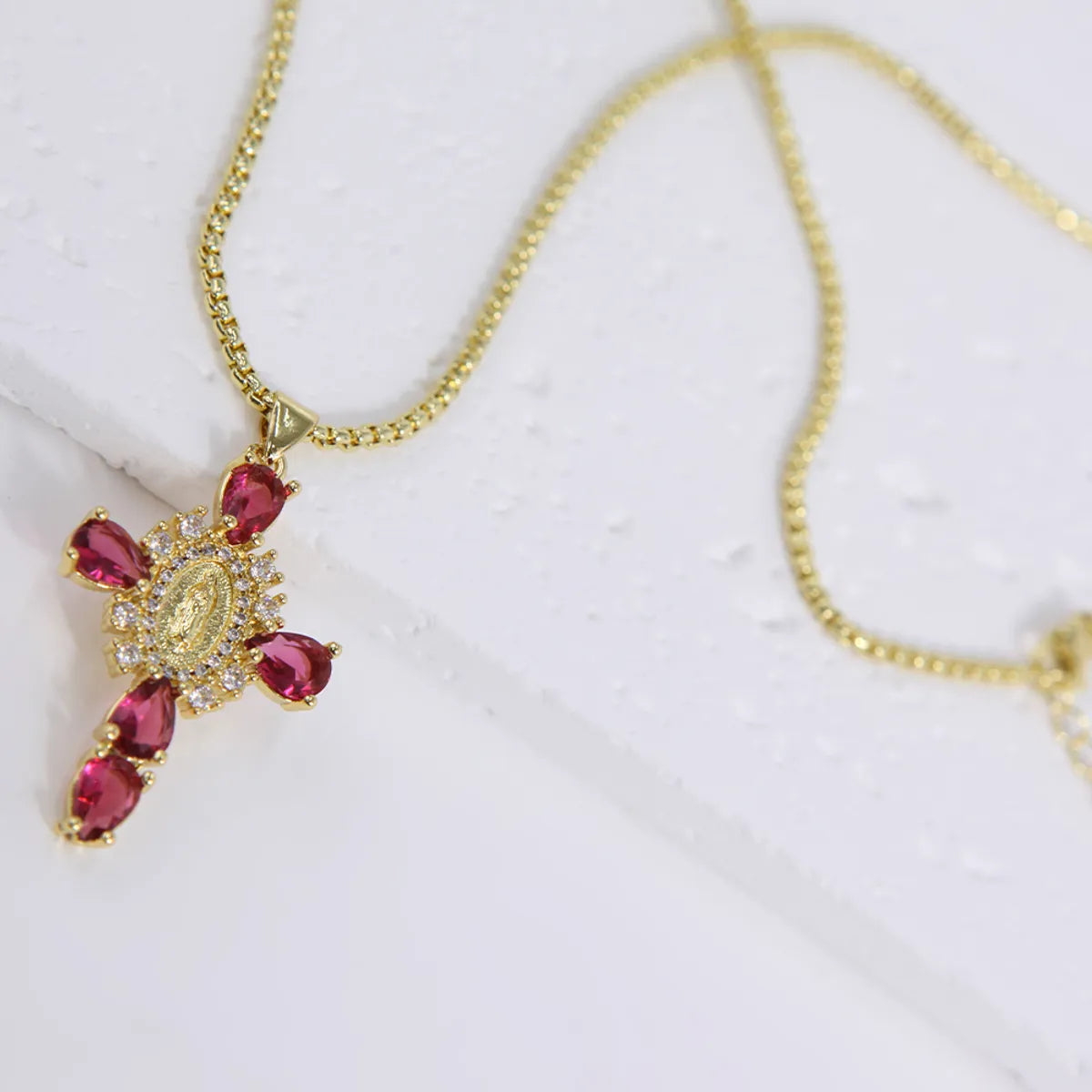 Luxurious Cross Copper Plating Metal Inlay Zircon 18k Gold Plated Pendant Necklace