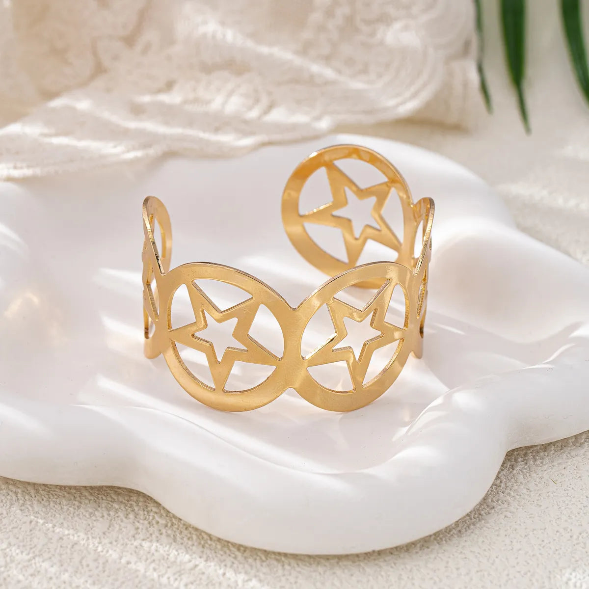 Luxurious Romantic Round Star 14K Gold Plated Alloy Wholesale Bangle