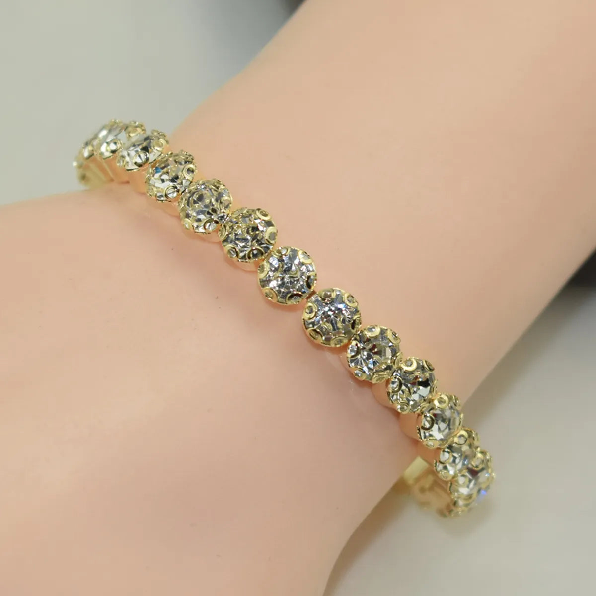 Luxurious Round Rhinestone Women's Bangle