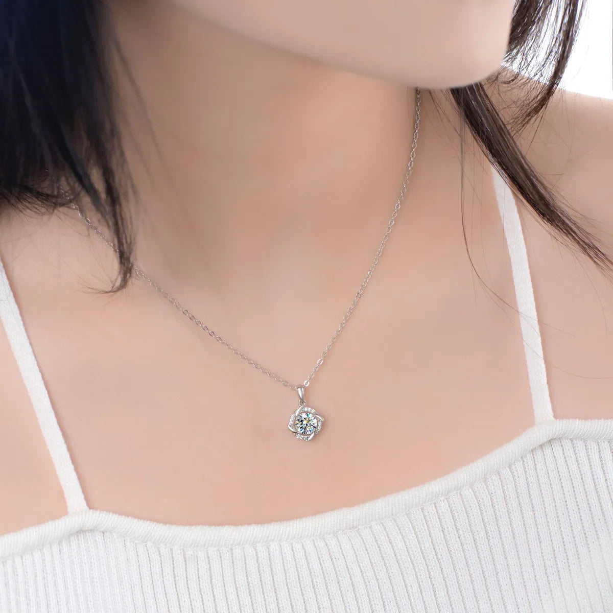 Luxurious Shiny Four Leaf Clover Sterling Silver Moissanite Zircon Pendant Necklace In Bulk