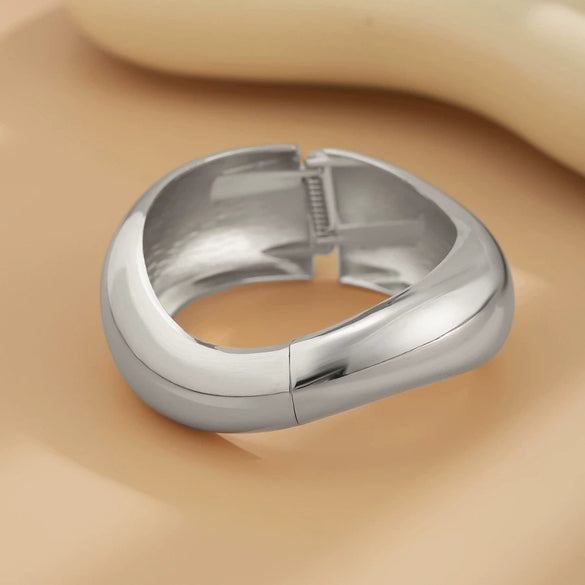 Metal Exaggerated Geometric Heavy Industry Design Smooth Bracelet With Electroplating Treatment