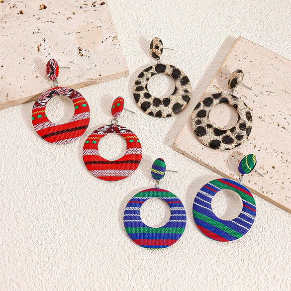 Metal Geometric Hoop Earrings Set In Round And Oval Shapes Small Fixed Earlobe Design Versatile Unisex Jewelry With Fine Craftsmanship