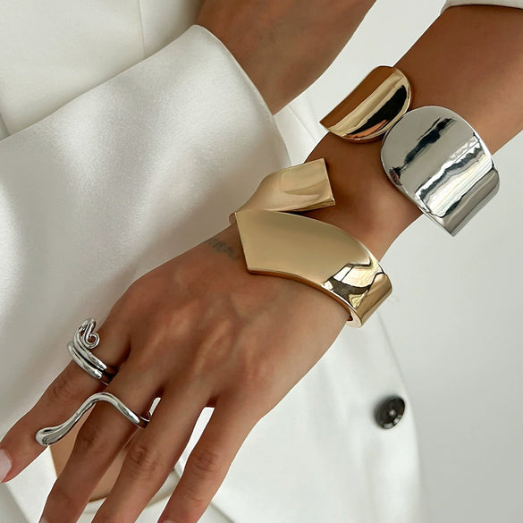 Metal Geometric Snakeshaped Spring Buckle Opening Bracelet For Women With Electroplating Treatment