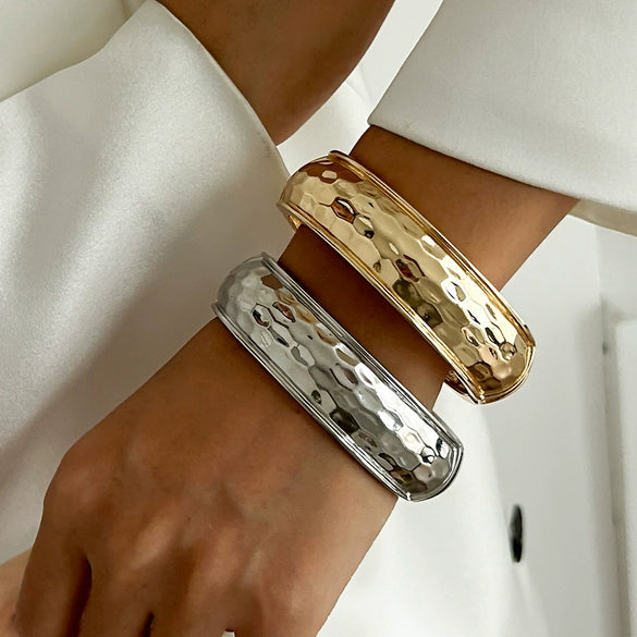 Metal Geometric Spring Buckle Open Bracelet With Electroplating