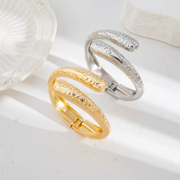 Metal Water Drop Hug Open Spring Bracelet With Knocking Pattern For Women Electroplated Simple Style