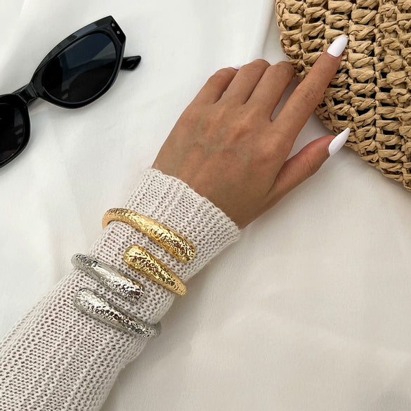 Metal Water Drop Hug Open Spring Bracelet With Knocking Pattern For Women Electroplated Simple Style