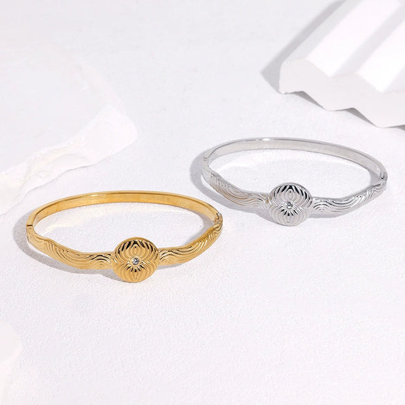 Modern Minimalist Stainless Steel Bracelet For Women With Gold Electroplated Striped Geometric Round Design