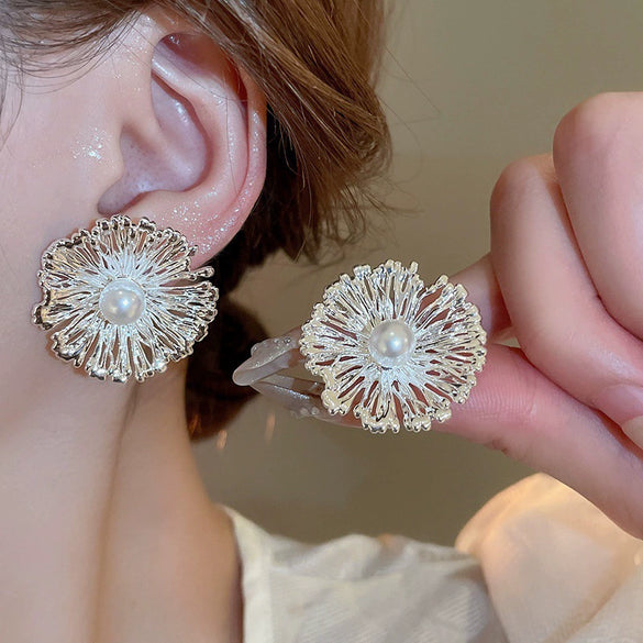 Oversized Hollow Geometric Statement Earrings In Electroplated Alloy With A Retro Floral Design And Minimalist Finish