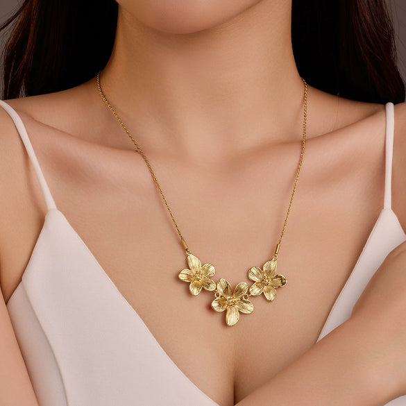 Pleated Flower Pendant Necklace Stainless Steel Electroplating For Women