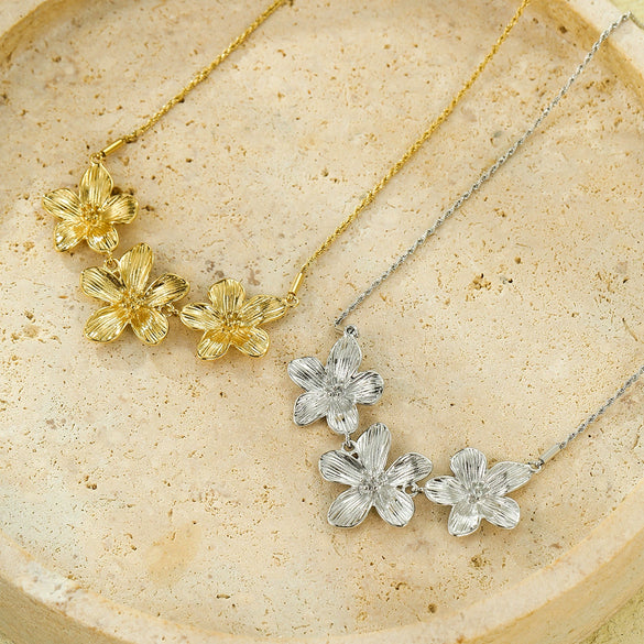 Pleated Flower Pendant Necklace Stainless Steel Electroplating For Women
