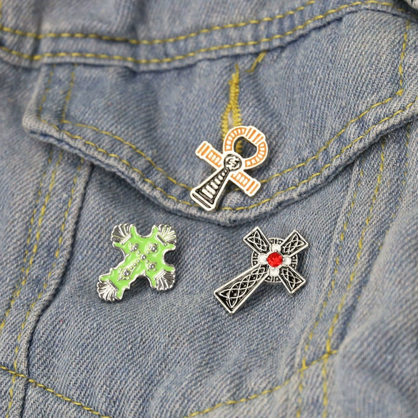 Religious Cross Metal Alloy Brooch With Retro Wings Electroplated For Chest Decoration
