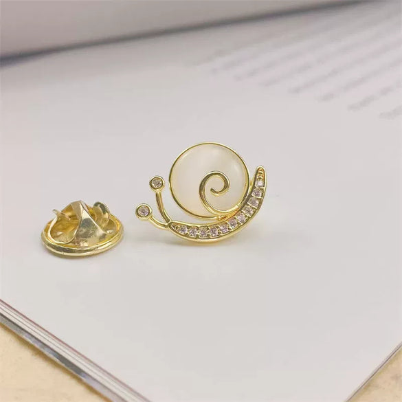 Retro Blue Crystal Alloy Antirunning Light Buckle Brooch With Flower Pattern Electroplated For Women